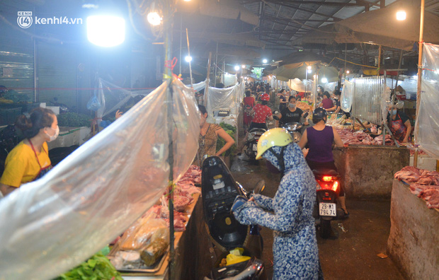 Hà Nội vừa nới lỏng giãn cách xã hội, người dân ra đường từ tờ mờ sáng, chợ dân sinh tấp nập người mua kẻ bán - Ảnh 12.