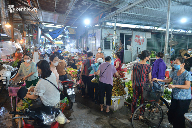 Hà Nội vừa nới lỏng giãn cách xã hội, người dân ra đường từ tờ mờ sáng, chợ dân sinh tấp nập người mua kẻ bán - Ảnh 13.