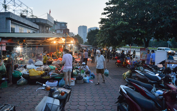 Hà Nội vừa nới lỏng giãn cách xã hội, người dân ra đường từ tờ mờ sáng, chợ dân sinh tấp nập người mua kẻ bán - Ảnh 4.