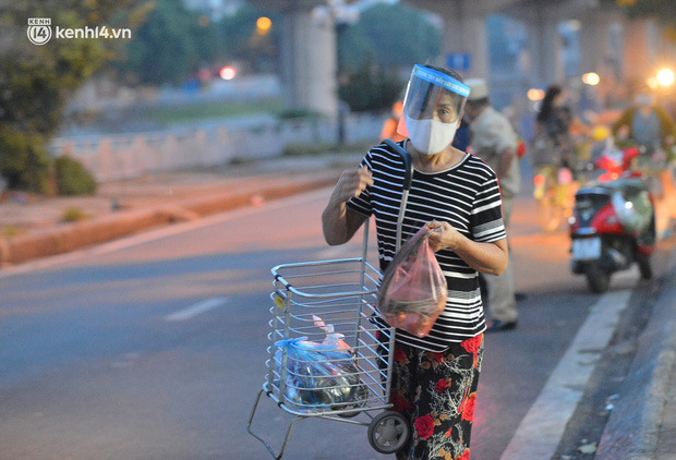 Hà Nội vừa nới lỏng giãn cách xã hội, người dân ra đường từ tờ mờ sáng, chợ dân sinh tấp nập người mua kẻ bán - Ảnh 5.