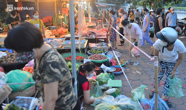 Hà Nội vừa nới lỏng giãn cách xã hội, người dân ra đường từ tờ mờ sáng, chợ dân sinh tấp nập người mua kẻ bán - Ảnh 6.