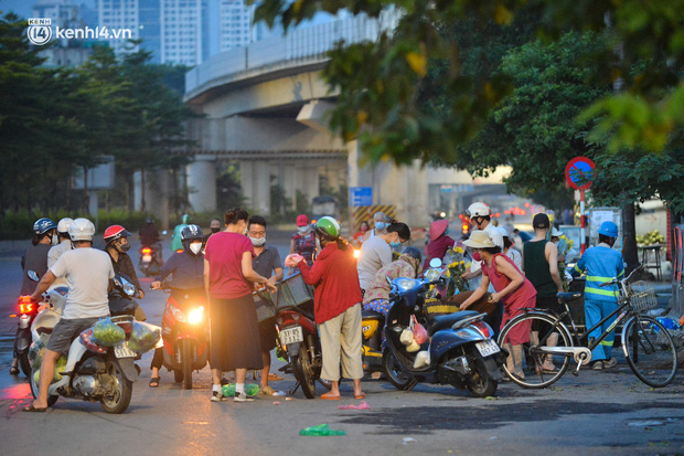 Hà Nội vừa nới lỏng giãn cách xã hội, người dân ra đường từ tờ mờ sáng, chợ dân sinh tấp nập người mua kẻ bán - Ảnh 9.