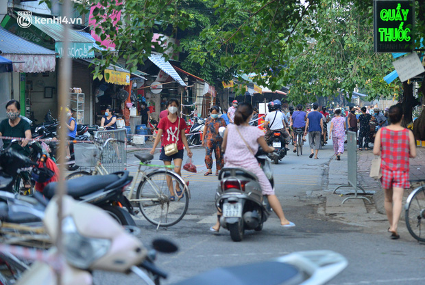 Hà Nội vừa nới lỏng giãn cách xã hội, người dân ra đường từ tờ mờ sáng, chợ dân sinh tấp nập người mua kẻ bán - Ảnh 10.
