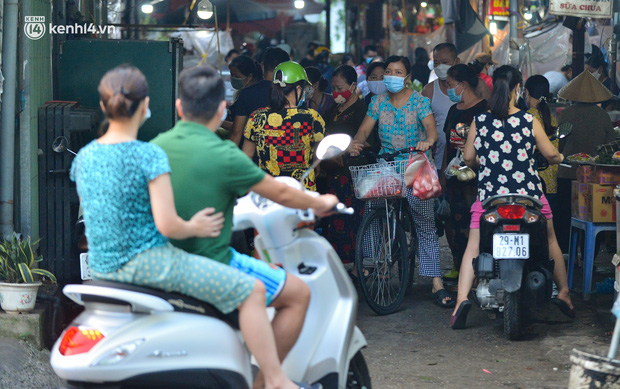 Hà Nội vừa nới lỏng giãn cách xã hội, người dân ra đường từ tờ mờ sáng, chợ dân sinh tấp nập người mua kẻ bán - Ảnh 11.