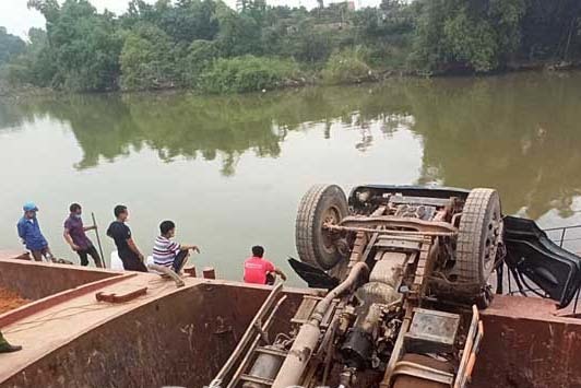 Xe tải chở đất lật xuống sông ở Bắc Giang, tài xế mất tích - Ảnh 1.