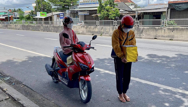 Hành động lặng lẽ của anh bộ đội khi trao tro cốt người mất vì COVID-19 cho gia đình khiến triệu người rơi lệ. - Ảnh 6.