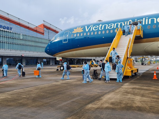 Quảng Ninh đón chuyến bay thí điểm cuối cùng bằng hộ chiếu vaccine - Ảnh 2.