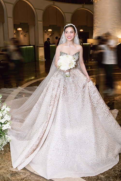 8 váy cưới đắt nhất lịch sử Vbiz - Ảnh 7.