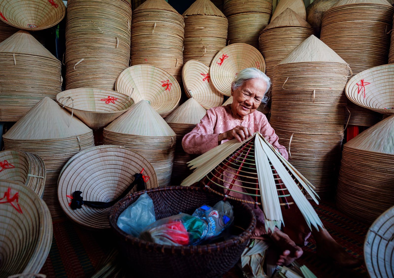 Nón lá: Hình ảnh nón lá, một biểu tượng văn hóa của Việt Nam sẽ đưa bạn đến những cảnh quan tuyệt đẹp, những trải nghiệm trọn vẹn những giá trị văn hóa của đất nước. Hãy khám phá những cung đường du lịch Việt Nam và tìm hiểu thêm về nét độc đáo của nón lá.