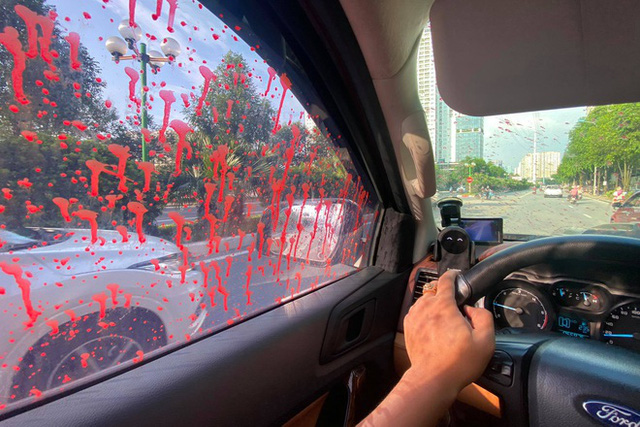 Khó hiểu loạt xe ô tô bị tạt sơn đỏ trong Khu đô thị ở Hà Nội - Ảnh 3.