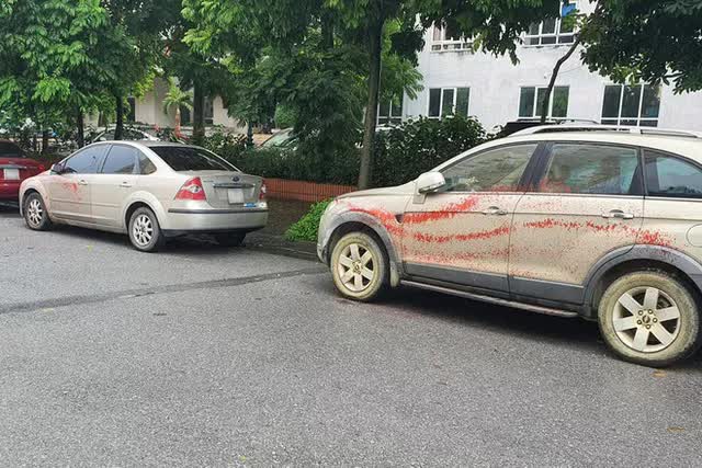 Khó hiểu loạt xe ô tô bị tạt sơn đỏ trong Khu đô thị ở Hà Nội - Ảnh 4.