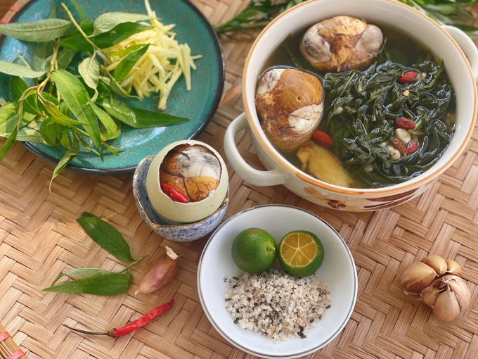 Trứng vịt lộn hầm ngải cứu bổ dưỡng - Ảnh 3. Trứng vịt lộn hầm ngải cứu bổ dưỡng - Ảnh 3.