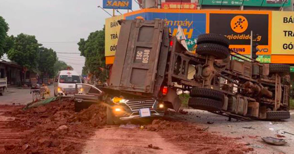  Xe ben lật nghiêng đè bẹp xe con gây chết người, người nhà nạn nhân gào khóc thảm thiết - Ảnh 1.