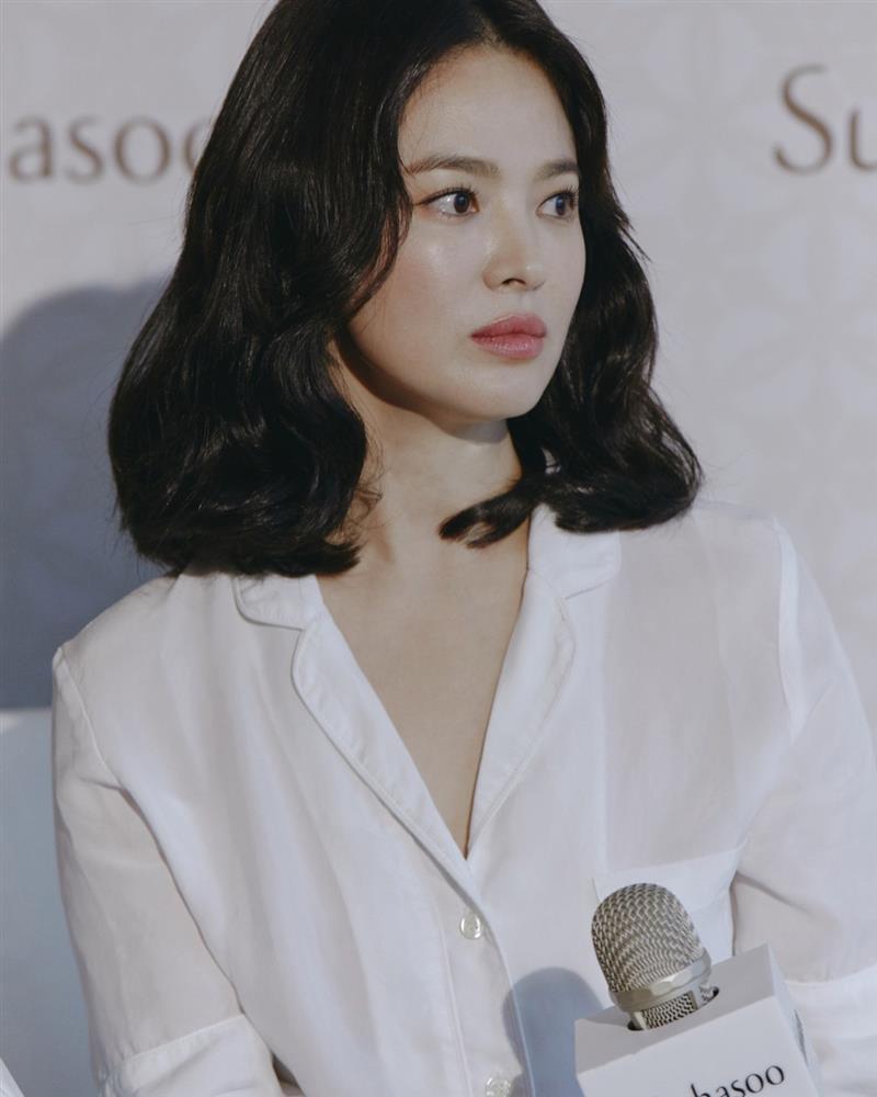 Kiểu tóc ngắn gây khó dễ cho nhan sắc của Song Hye Kyo: Lúc thì già đanh, khi lại sang trọng ngút ngàn - Ảnh 10.