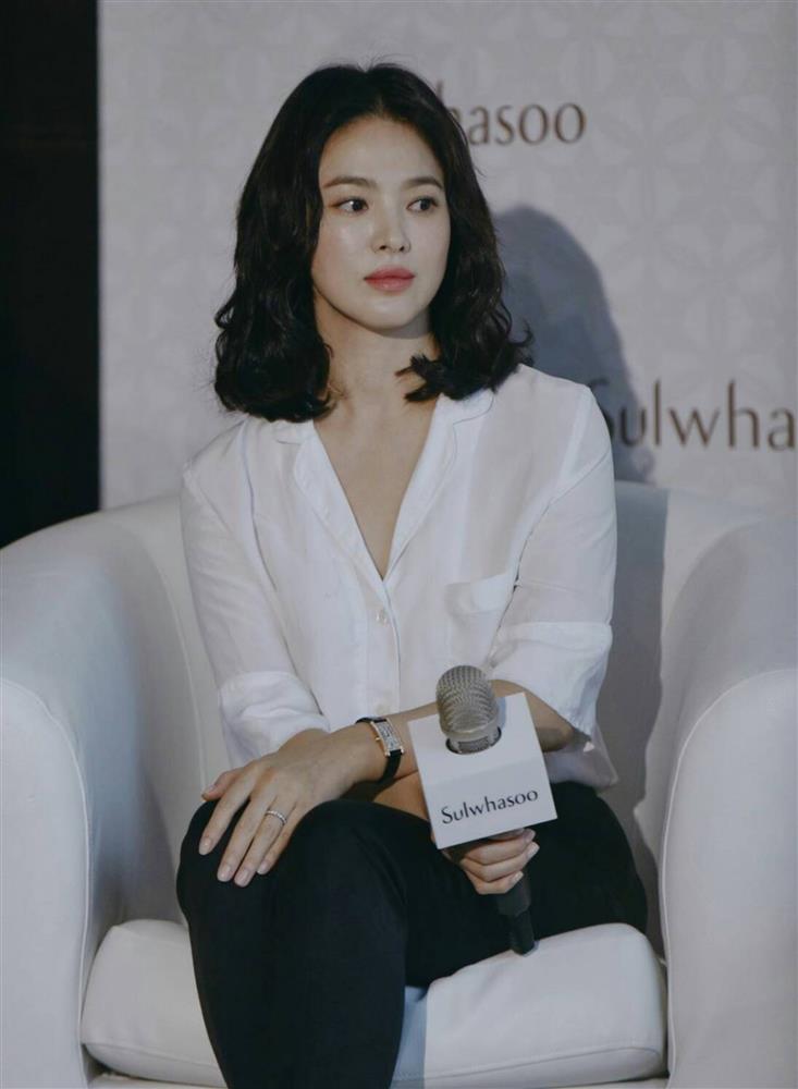 Kiểu tóc ngắn gây khó dễ cho nhan sắc của Song Hye Kyo: Lúc thì già đanh, khi lại sang trọng ngút ngàn - Ảnh 11.