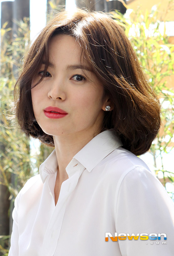Kiểu tóc ngắn gây khó dễ cho nhan sắc của Song Hye Kyo: Lúc thì già đanh, khi lại sang trọng ngút ngàn - Ảnh 2.