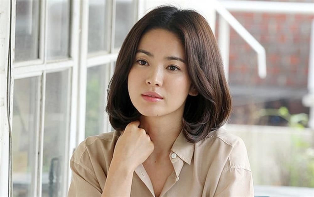 Kiểu tóc ngắn gây khó dễ cho nhan sắc của Song Hye Kyo: Lúc thì già đanh, khi lại sang trọng ngút ngàn - Ảnh 4.