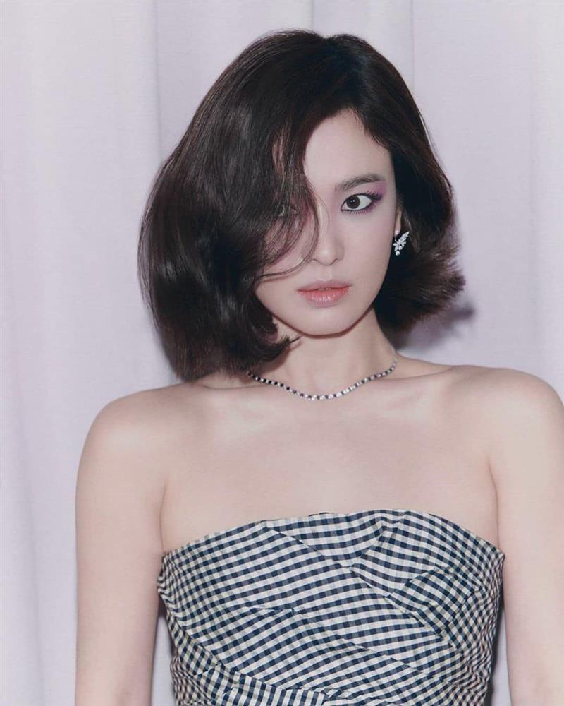 Kiểu tóc ngắn gây khó dễ cho nhan sắc của Song Hye Kyo: Lúc thì già đanh, khi lại sang trọng ngút ngàn - Ảnh 8.