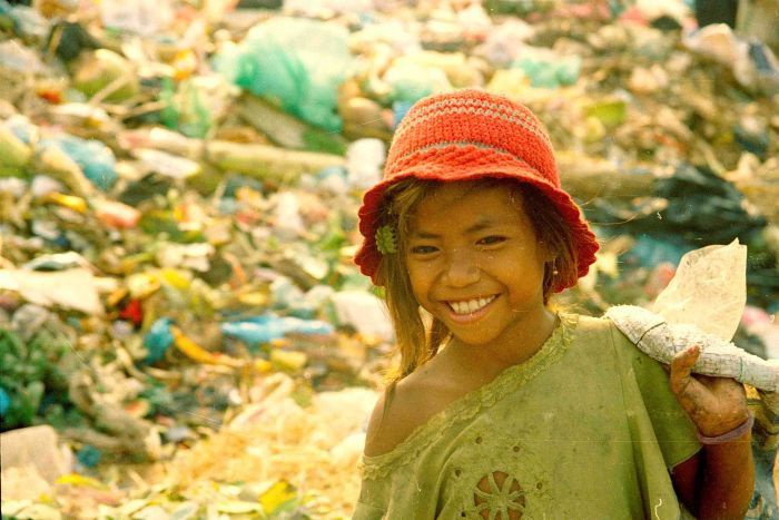 Lọ Lem nhặt rác ở Campuchia đổi đời nhờ học giỏi - Ảnh 1.