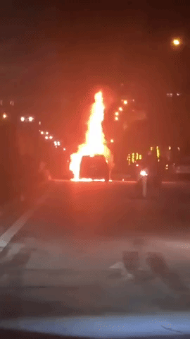 Xế hộp BMW bốc cháy ngùn ngụt, cả gia đình 3 người trong xe thoát nạn - Ảnh 2.