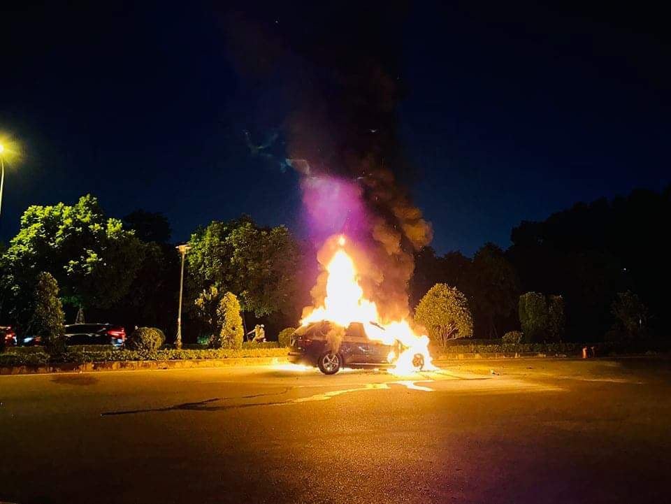 Xế hộp BMW bốc cháy ngùn ngụt, cả gia đình 3 người trong xe thoát nạn - Ảnh 1.