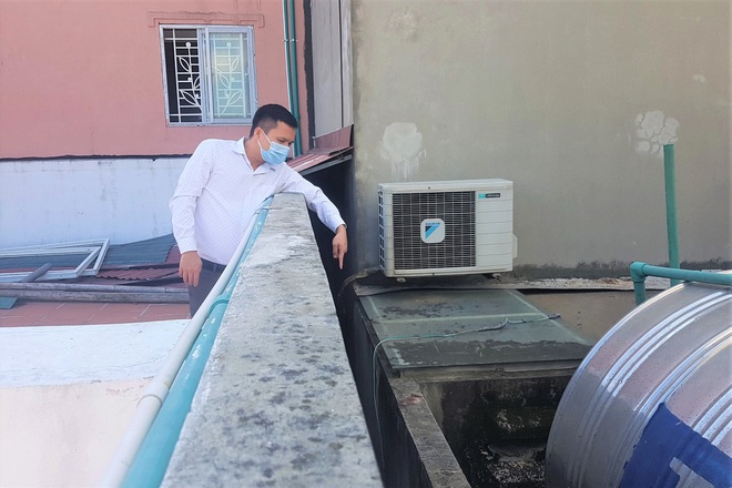 Một người đ&agrave;n &ocirc;ng 'bỗng dưng' mắc kẹt giữa khe tường 2 t&ograve;a nh&agrave;