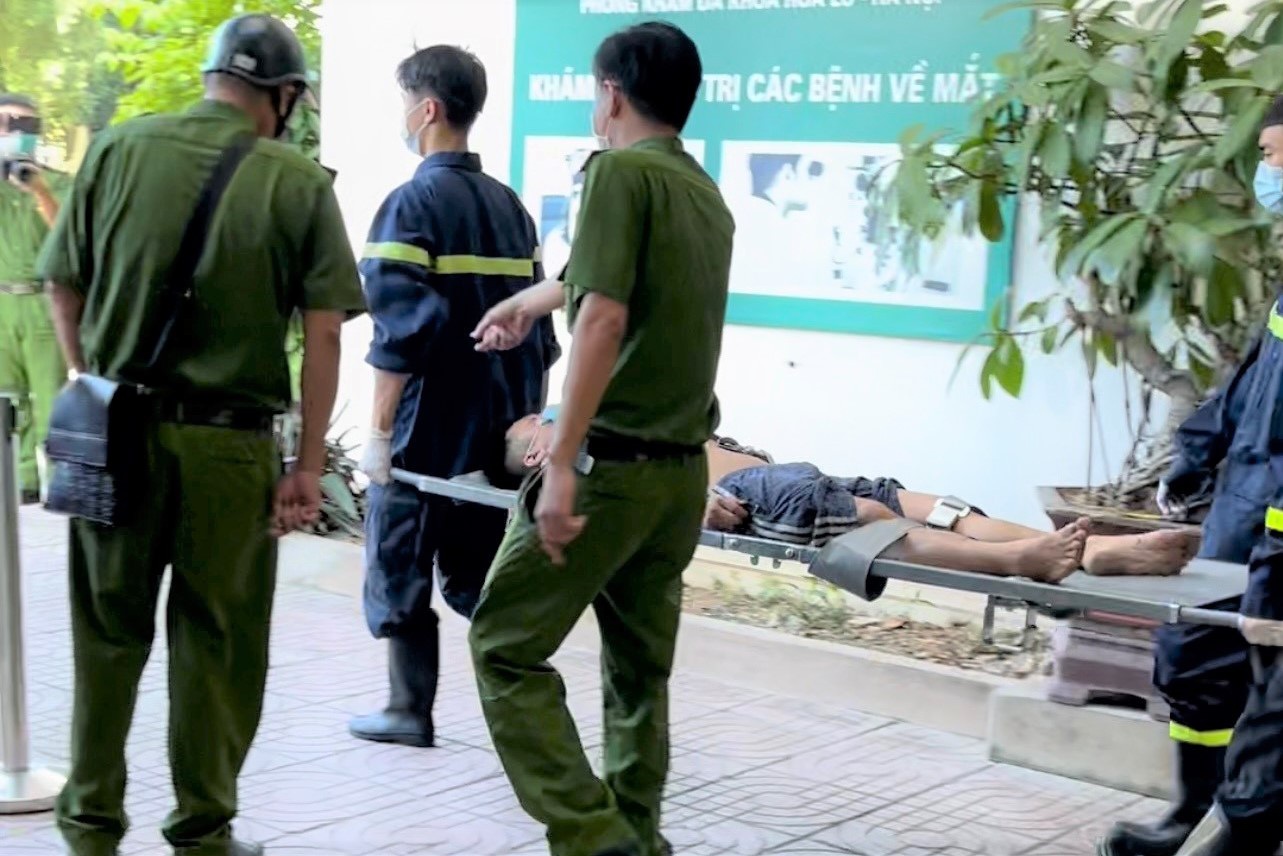 Một người đ&agrave;n &ocirc;ng "bỗng dưng" mắc kẹt giữa khe tường 2 t&ograve;a nh&agrave; - Ảnh 3.
