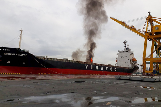 TP.HCM: Tàu hàng neo đậu tại cảng Bến Nghé bất ngờ bốc cháy dữ dội - Ảnh 2.