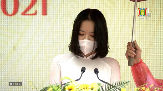 Nữ sinh đại diện phát biểu trong lễ khai giảng của Hà Nội gây bão vì quá xinh xắn - Ảnh 1.