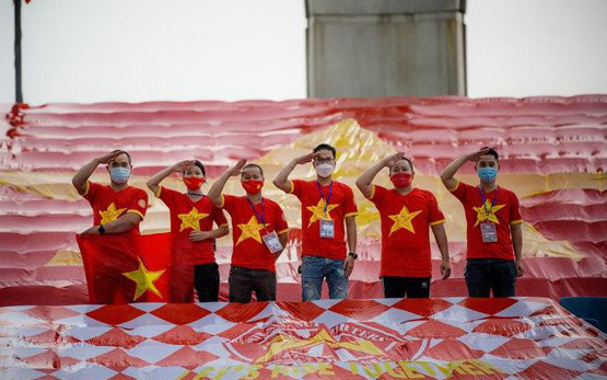 CĐV treo cờ lớn trên sân Mỹ Đình, tiếp sức đội tuyển Việt Nam
