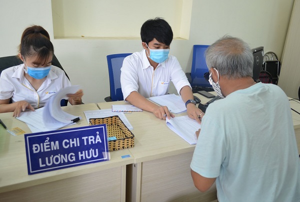 Phương án chi trả lương hưu và phụ cấp BHXH, BHTN trong thời gian phòng chống dịch COVID-19 - Ảnh 1.