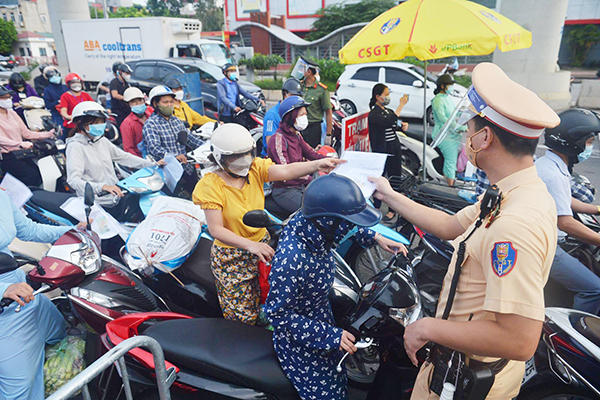 Sáng 8/9: TP Hồ Chí Minh mở lại một phần chợ đầu mối Bình Điền, Hà Nội cho dùng giấy đi đường cũ - Ảnh 3.