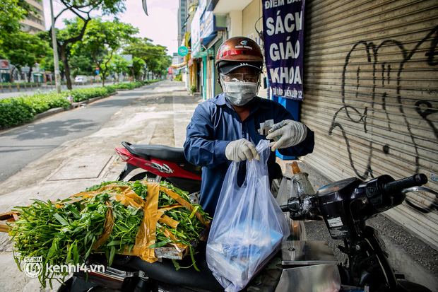  Ảnh: Cha mẹ loay hoay mua sách qua hàng rào cho con học online trong những ngày giãn cách ở TP.HCM - Ảnh 11.