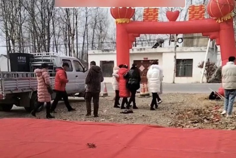 Cô dâu chuyển dạ giữa đám cưới, ngày vui thêm phần phấn khởi - Ảnh 1.