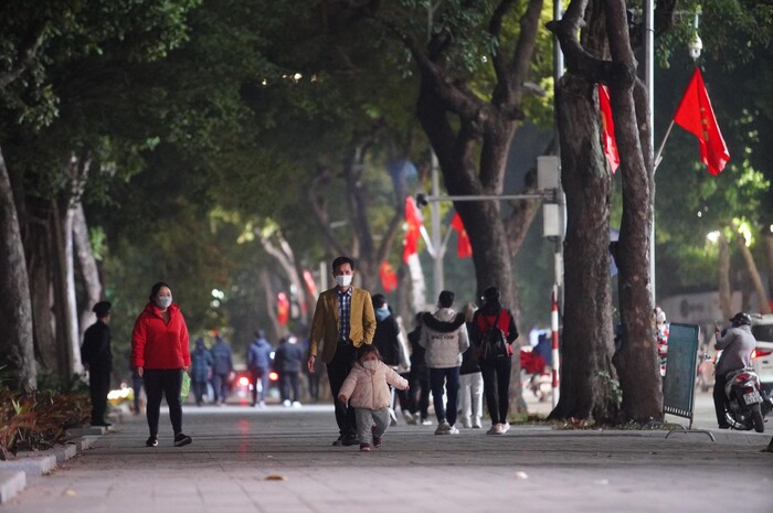Hà Nội: Những con phố vắng lặng trong đêm giao thừa - Ảnh 1. Hà Nội: Những con phố vắng lặng trong đêm giao thừa - Ảnh 1.