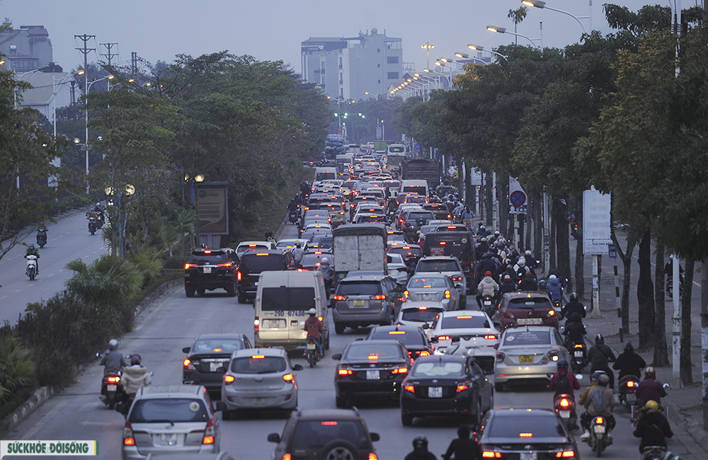 Hà Nội: Người dân lỉnh kỉnh đồ về quê nghỉ Tết dương lịch trong tiết trời lạnh - Ảnh 11. Hà Nội: Người dân lỉnh kỉnh đồ về quê nghỉ Tết dương lịch trong tiết trời lạnh - Ảnh 11.