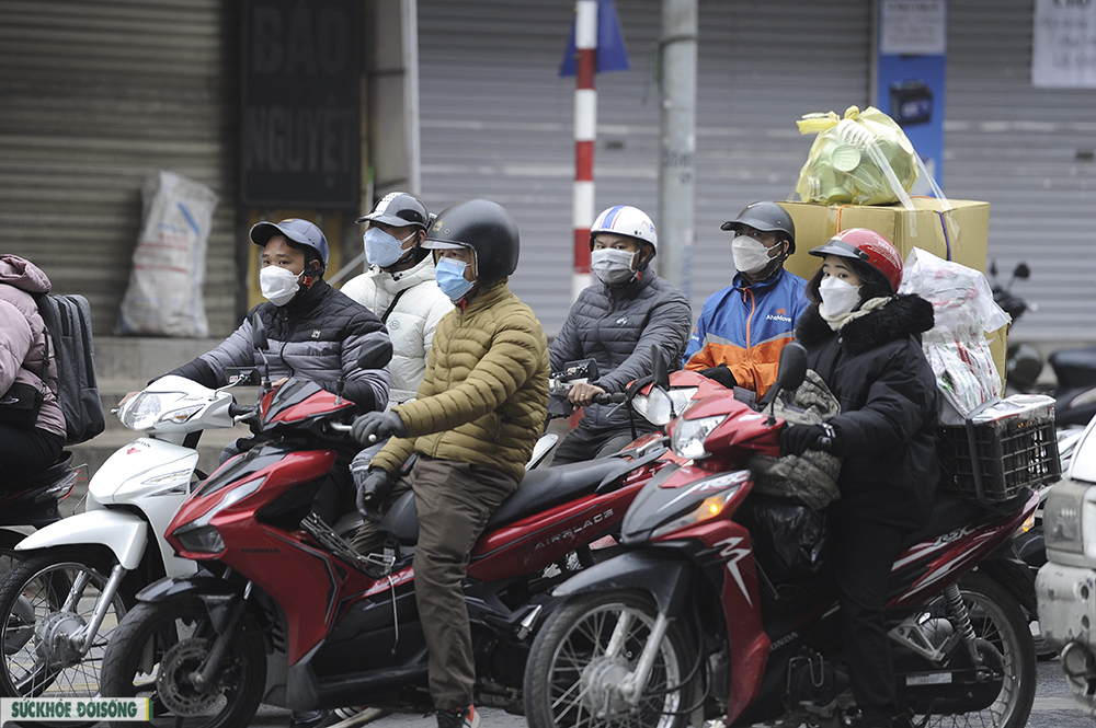 Hà Nội: Người dân lỉnh kỉnh đồ về quê nghỉ Tết dương lịch trong tiết trời lạnh - Ảnh 13. Hà Nội: Người dân lỉnh kỉnh đồ về quê nghỉ Tết dương lịch trong tiết trời lạnh - Ảnh 13.