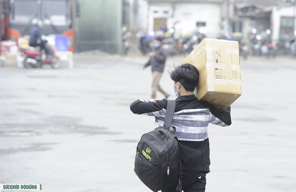 Hà Nội: Người dân lỉnh kỉnh đồ về quê nghỉ Tết dương lịch trong tiết trời lạnh - Ảnh 4. Hà Nội: Người dân lỉnh kỉnh đồ về quê nghỉ Tết dương lịch trong tiết trời lạnh - Ảnh 4.