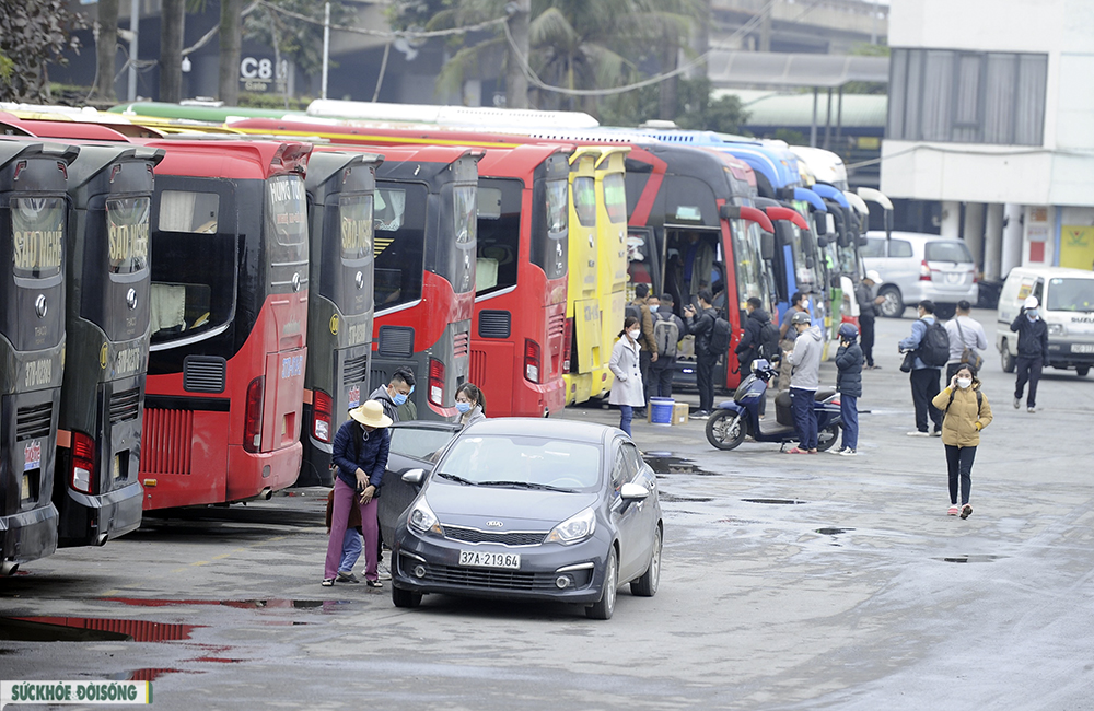 Hà Nội: Người dân lỉnh kỉnh đồ về quê nghỉ Tết dương lịch trong tiết trời lạnh - Ảnh 6. Hà Nội: Người dân lỉnh kỉnh đồ về quê nghỉ Tết dương lịch trong tiết trời lạnh - Ảnh 6.