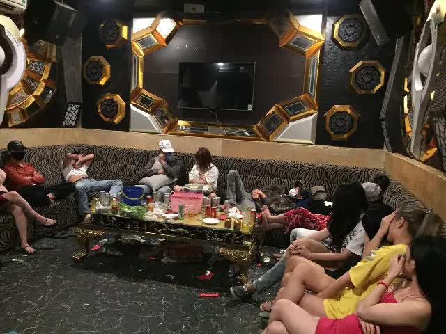Tin sáng 11/1: 3 nhân viên dương tính SARS-CoV-2 trong quán karaoke hoạt động chui ở Hà Nội; lý do dùng rào sắt khóa nhà dân ở Đà Nẵng - Ảnh 4.
