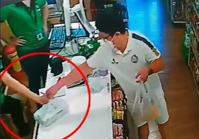 Tìm thấy người đàn ông cầm nhầm túi xách chứa 20 triệu của nữ sinh viên  - Ảnh 1.
