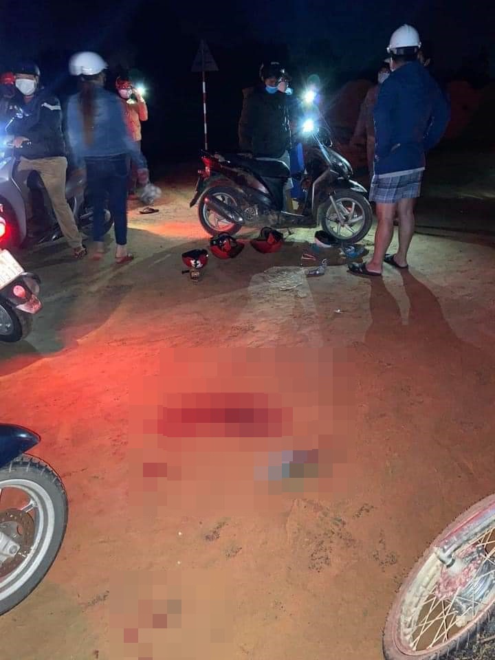 Tông vào đống cát giữa đường, mẹ và con trai 8 tuổi tử vong - Ảnh 3. Tông vào đống cát giữa đường, mẹ và con trai 8 tuổi tử vong - Ảnh 3.