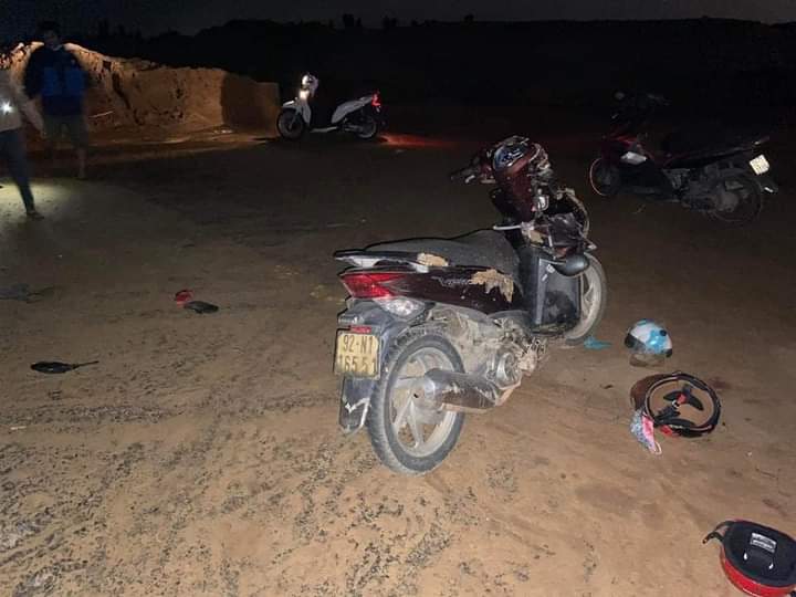 Tông vào đống cát giữa đường, mẹ và con trai 8 tuổi tử vong - Ảnh 1. Tông vào đống cát giữa đường, mẹ và con trai 8 tuổi tử vong - Ảnh 1.