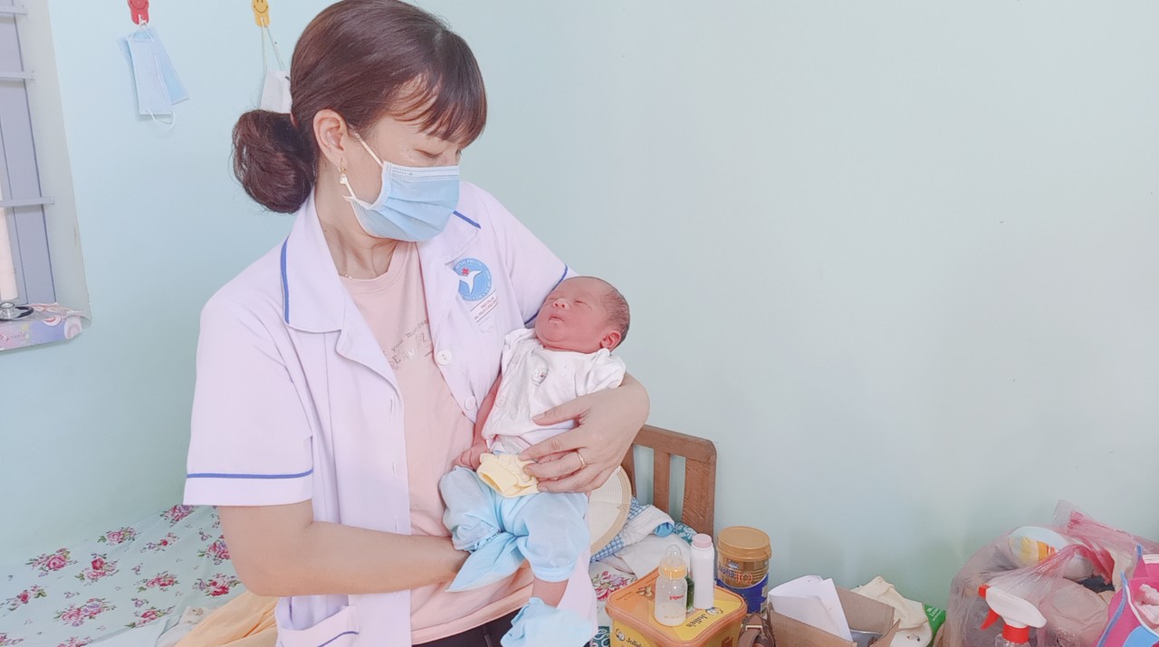 B&eacute; sơ sinh bị bỏ rơi ở nghĩa trang: C&oacute; người muốn nhận l&agrave;m con nu&ocirc;i - Ảnh 1.