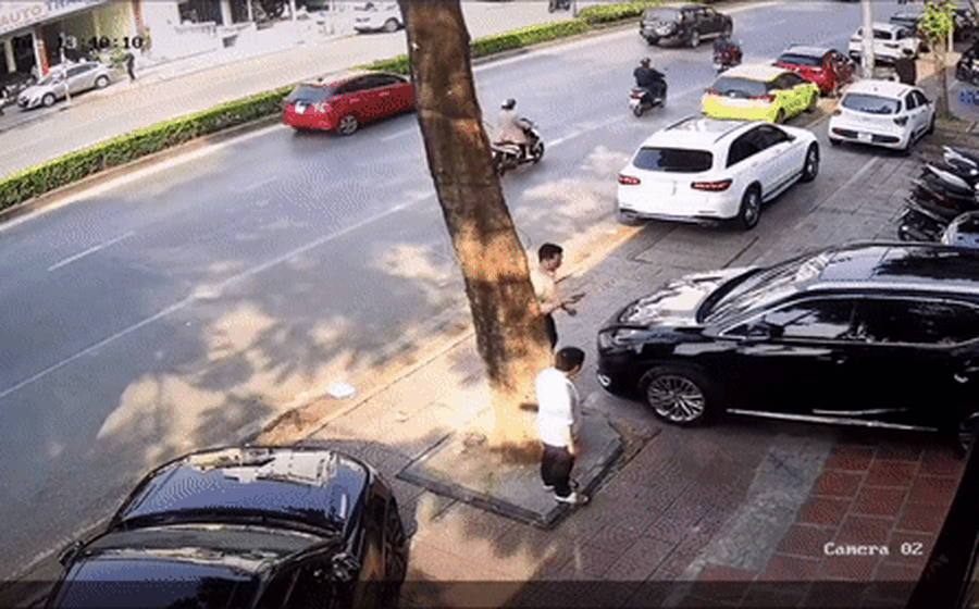 Lexus "kh&ocirc;ng người l&aacute;i" phi thẳng ra giữa phố đ&ocirc;ng, 2 người đ&agrave;n &ocirc;ng đuổi theo cản - Ảnh 1.