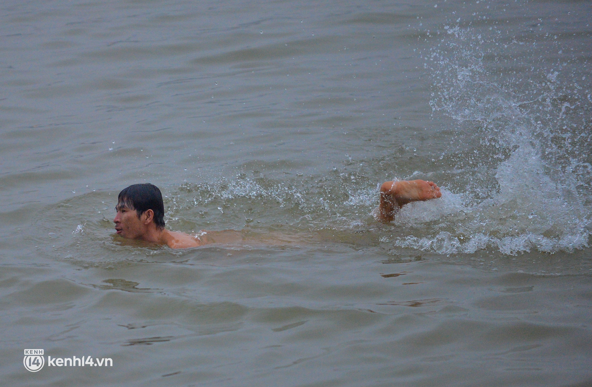 Ảnh: Người Hà Nội rủ nhau tắm tiên giữa bãi sông Hồng trong giá rét dưới 13 độ - Ảnh 6.