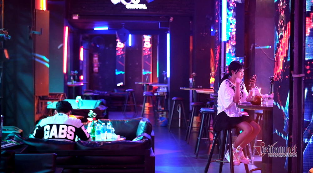 Sài Gòn chen kín đi hát karaoke, thỏa cơn khát sau nửa năm nín nhịn - Ảnh 5.