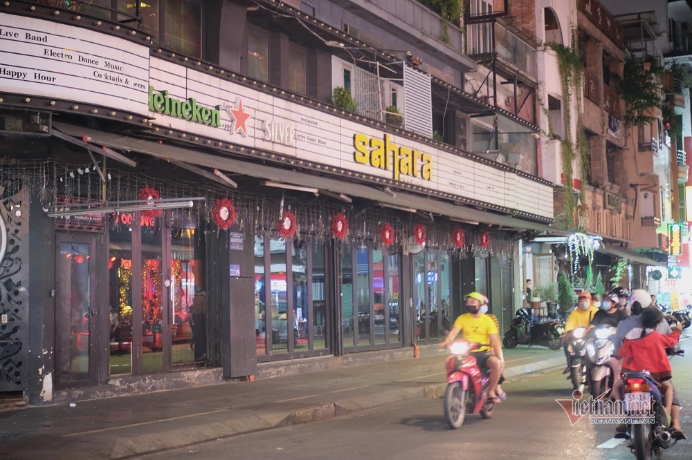 Sài Gòn chen kín đi hát karaoke, thỏa cơn khát sau nửa năm nín nhịn - Ảnh 4.