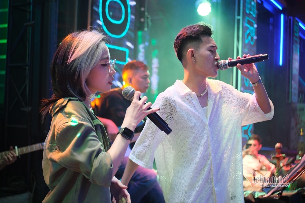 Sài Gòn chen kín đi hát karaoke, thỏa cơn khát sau nửa năm nín nhịn - Ảnh 7.