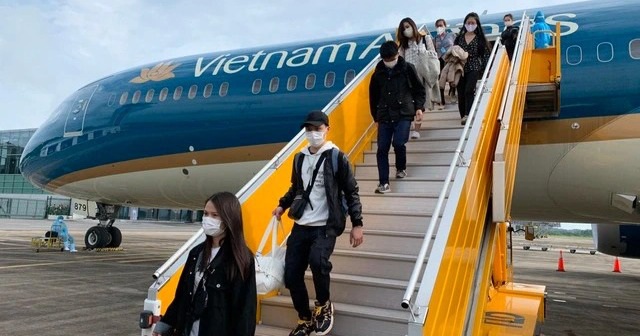 Kiến nghị bỏ test nhanh, hạn chế chuyến bay combo về Hà Nội và TPHCM - Ảnh 1. Kiến nghị bỏ test nhanh, hạn chế chuyến bay combo về Hà Nội và TPHCM - Ảnh 1.